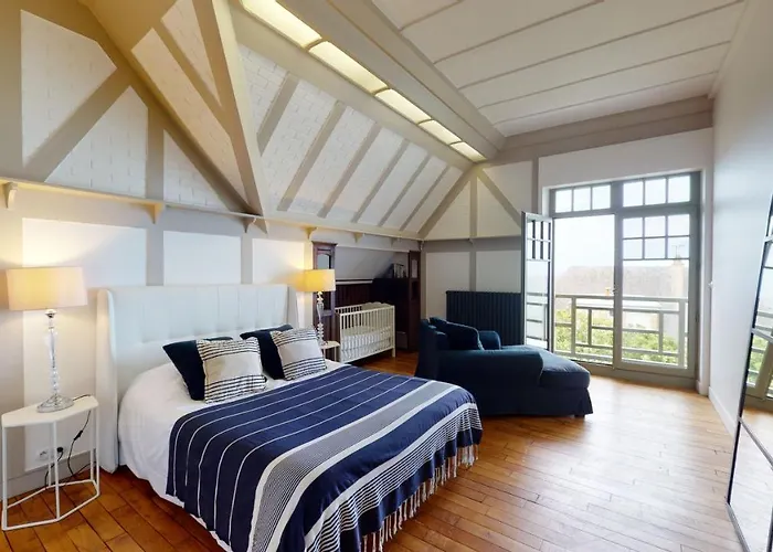 Casa vacanze Les Roches Grises, Luxueuse Face Mer, 4étoiles, Et Jardin Panoramique, Société La Clef Decamp Granville