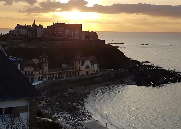 Casa vacanze Les Roches Grises, Luxueuse Face Mer, 4étoiles, Et Jardin Panoramique, Société La Clef Decamp Granville
